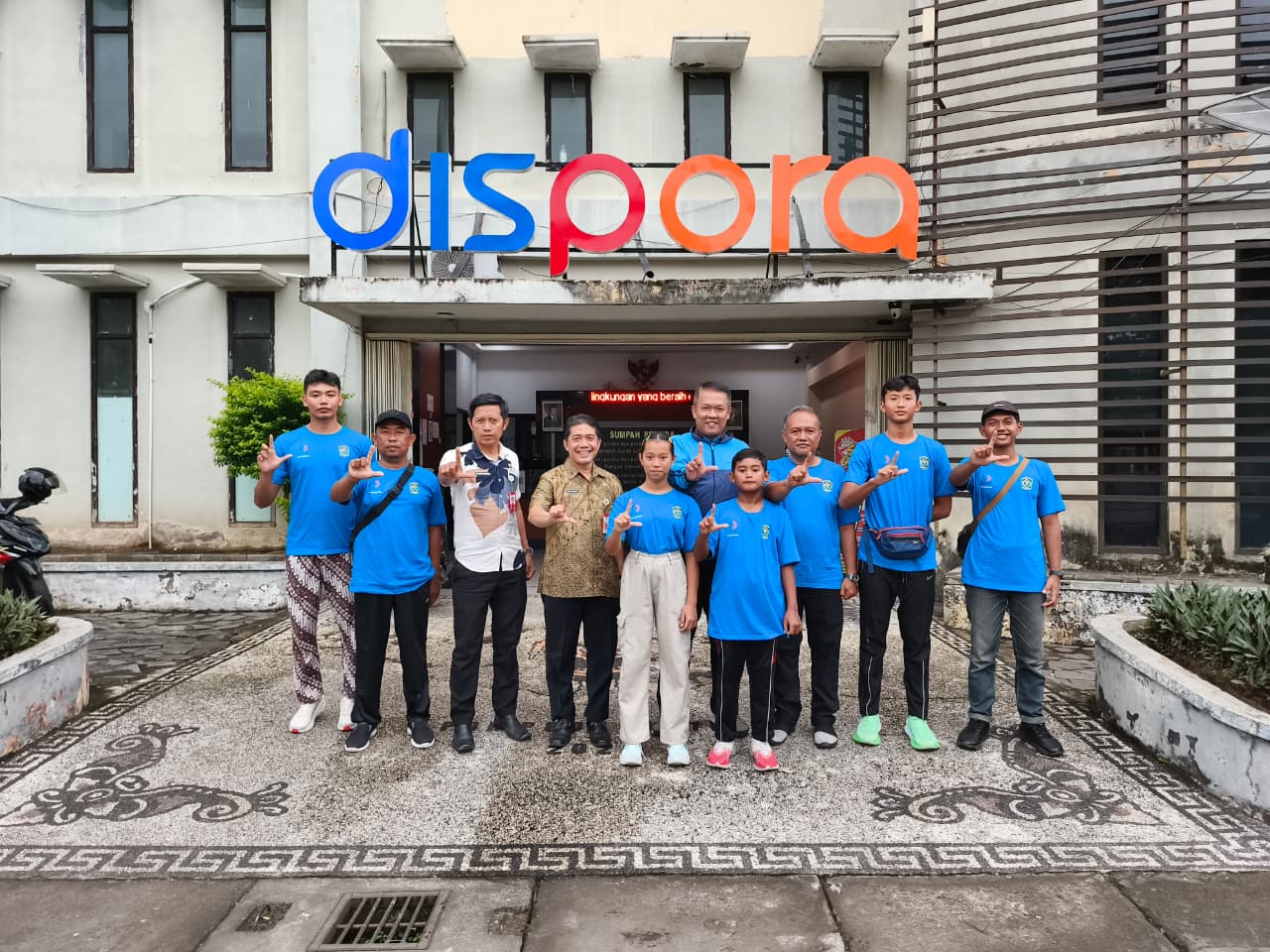 KEPALA DISPORA DAN KETUA KONI LUMAJANG KOMPAK BERANGKATKAN ATLET KEJURPROV RENANG